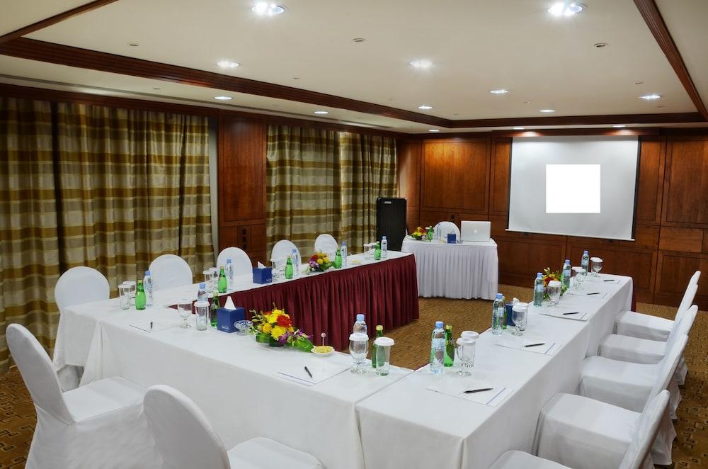 Swiss-Belhotel Sharjah Buitenkant foto