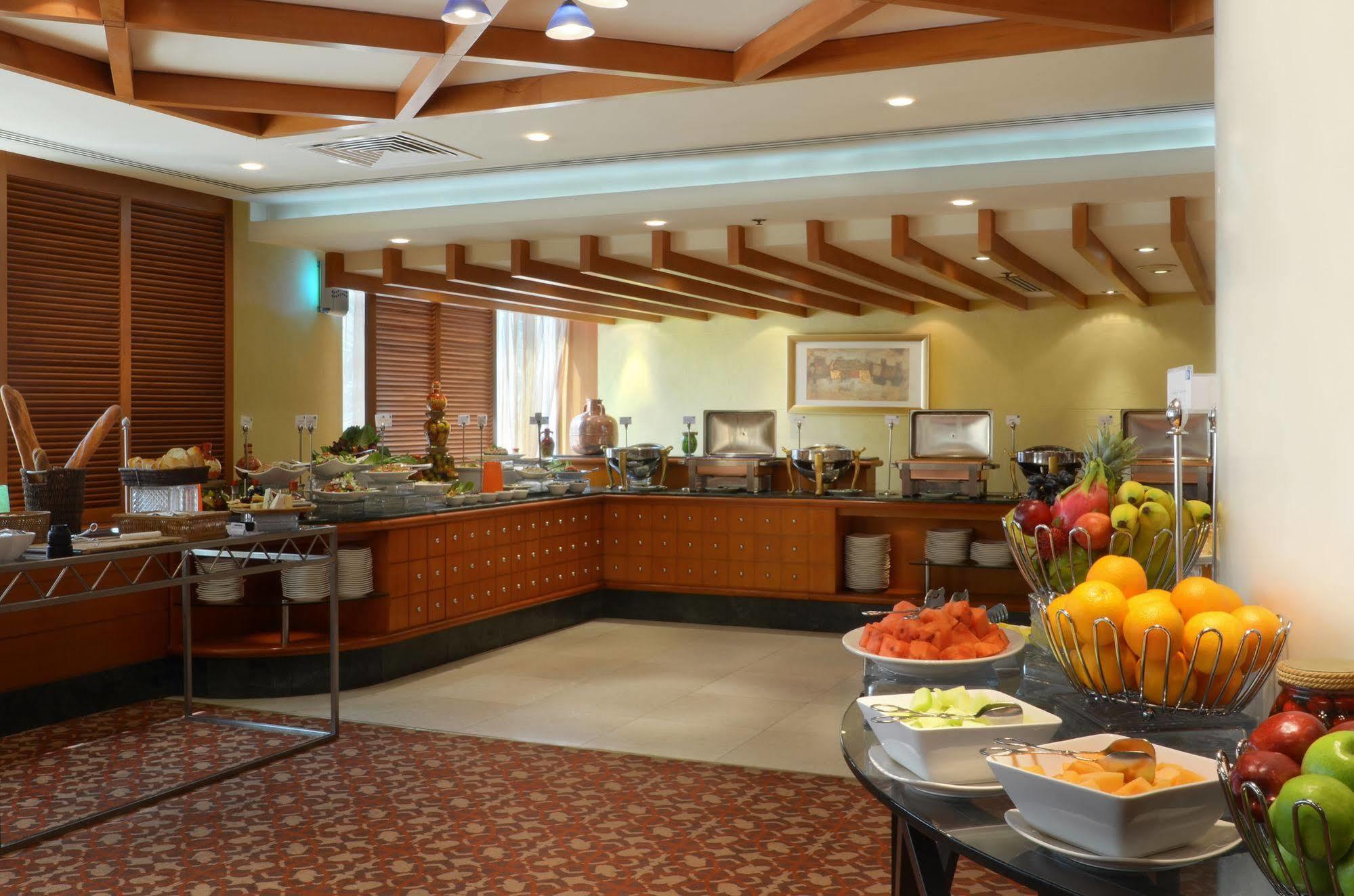 Swiss-Belhotel Sharjah Buitenkant foto