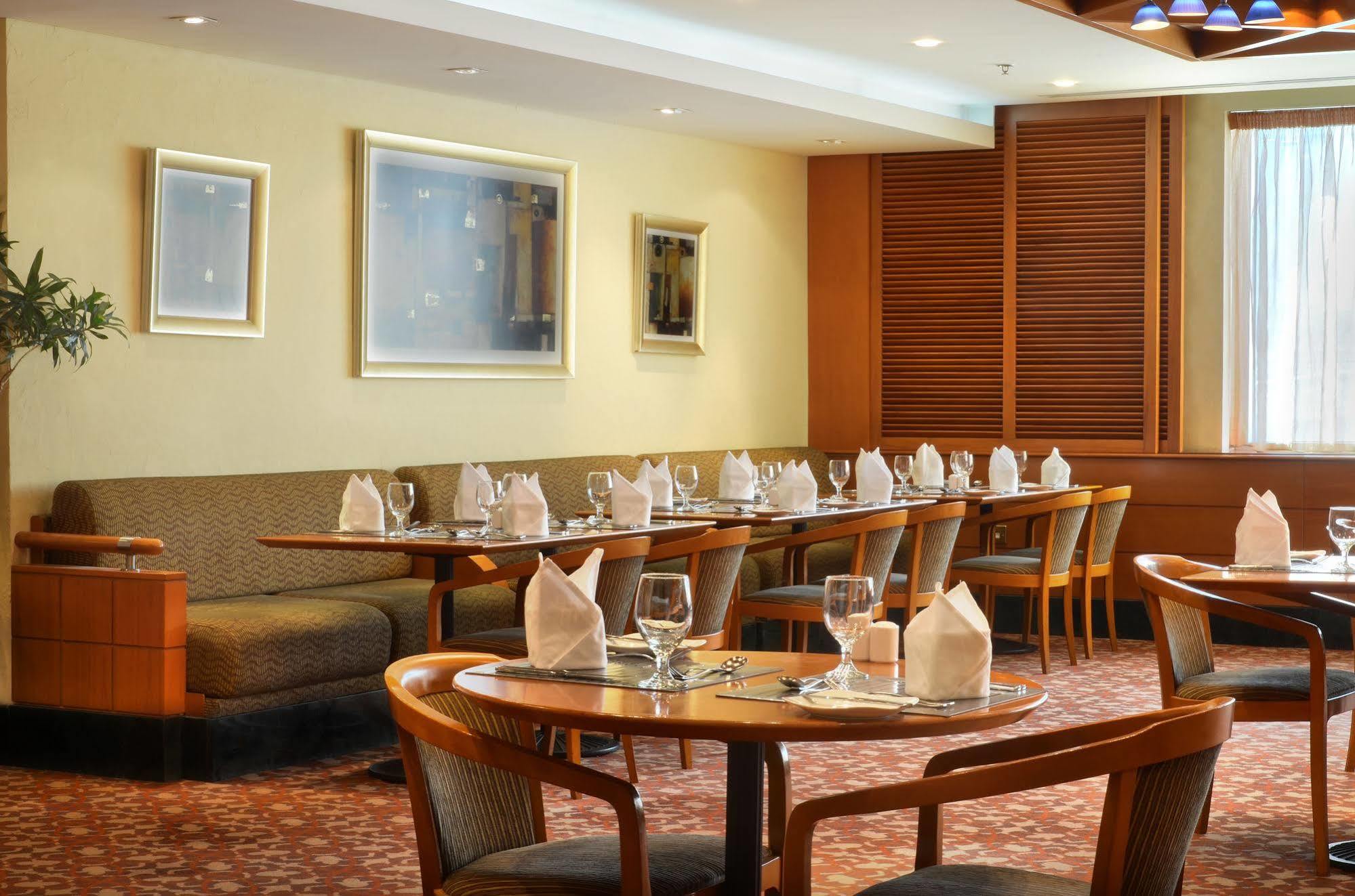 Swiss-Belhotel Sharjah Buitenkant foto