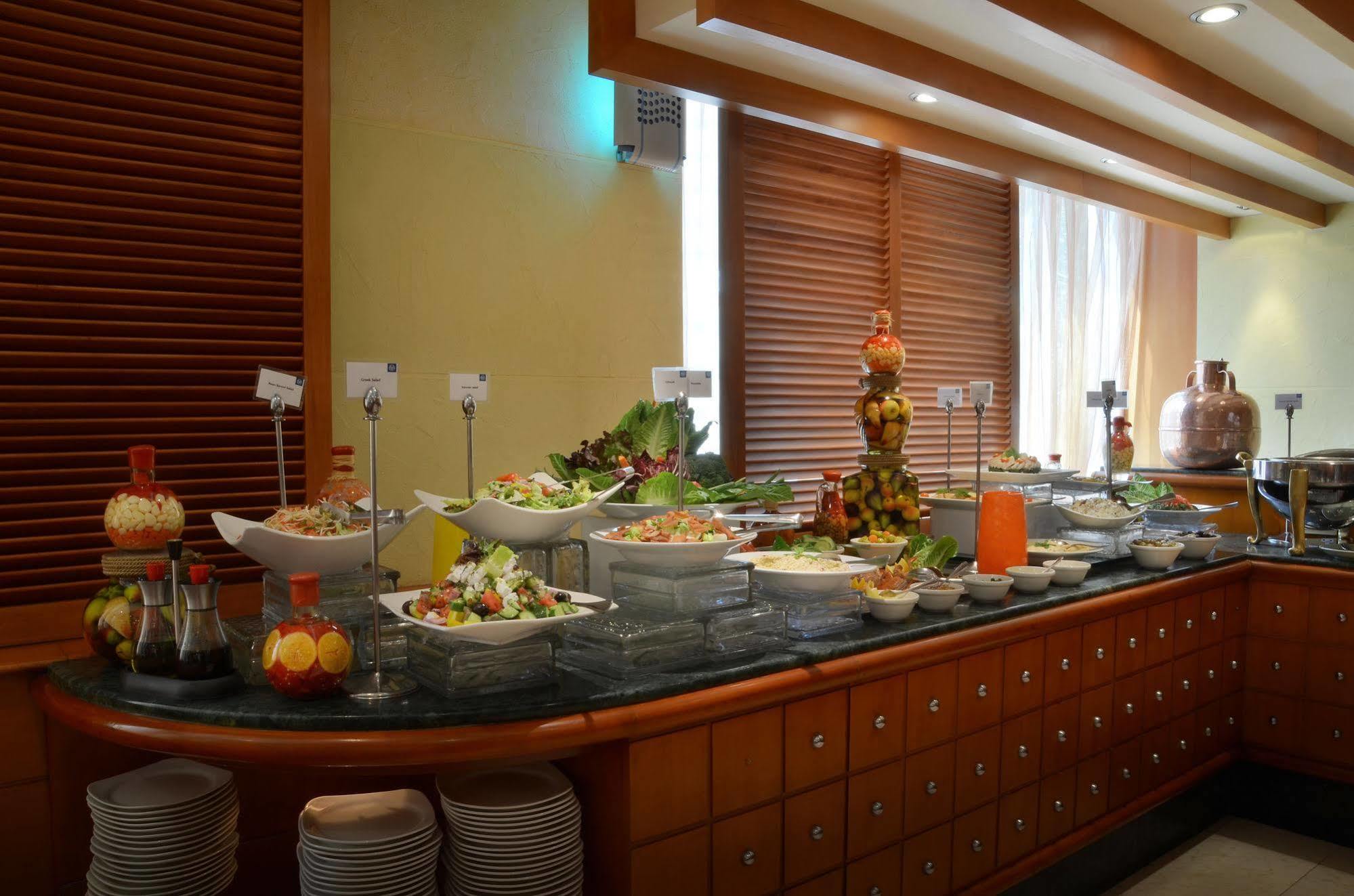 Swiss-Belhotel Sharjah Buitenkant foto